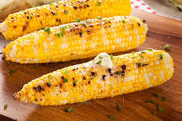 bio épi de maïs grillé - corn on the cob corn crop food and drink healthy eating photos et images de collection