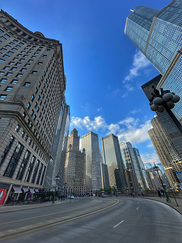 Avenidas de Chicago rodeadas de rascacielos