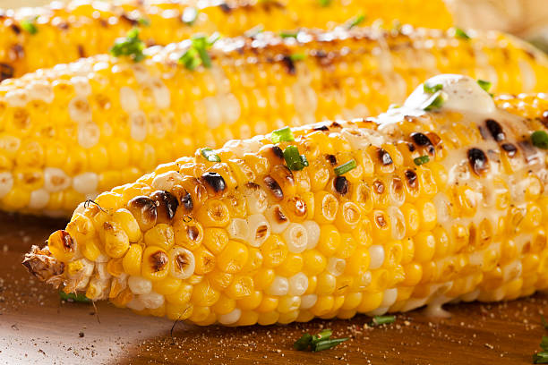 bio épi de maïs grillé - corn on the cob corn crop food and drink healthy eating photos et images de collection