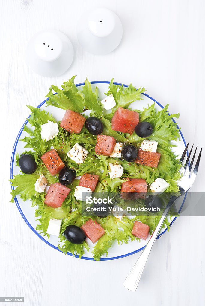 Frischer Salat mit Wassermelone, feta-Käse, Oliven, vertikal - Lizenzfrei Beere - Pflanzenbestandteile Stock-Foto