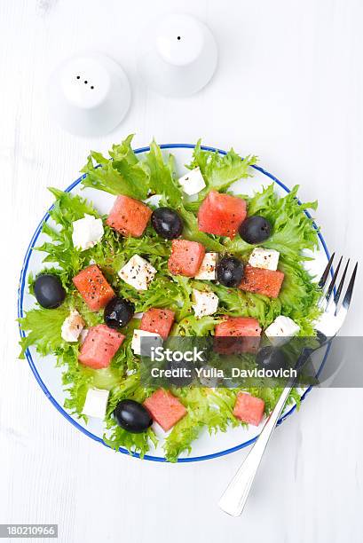 Insalata Fresca Con Anguria Feta E Olive Verticale - Fotografie stock e altre immagini di Alimentazione sana