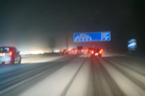 Wintereinbruch auf der Autobahn