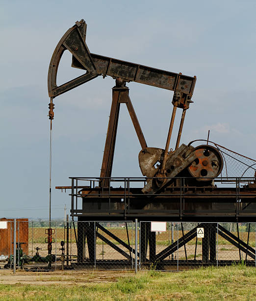 istock Operating oil and gas well 180212831