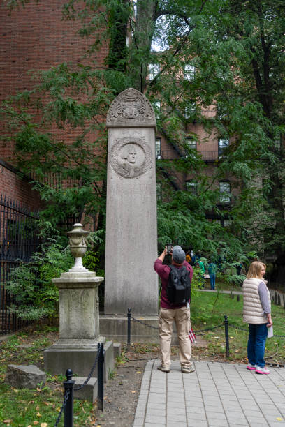 tumba de john hancock en el cementerio de granary en boston - boston declaration of independence history usa fotografías e imágenes de stock