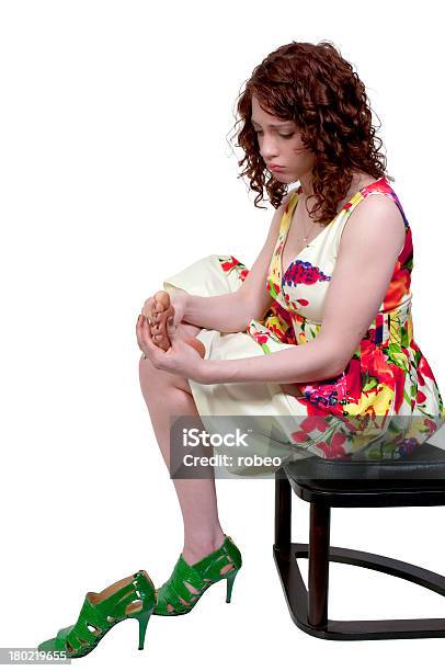 Mulher Com Os Pés Vermelhos - Fotografias de stock e mais imagens de Adulto - Adulto, Articulação humana, Cãibra abdominal
