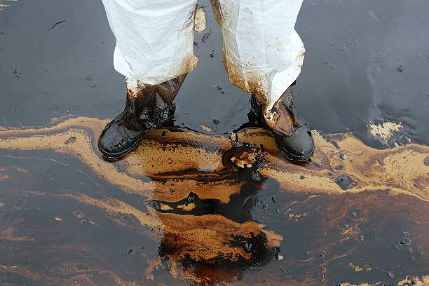 istock clean up Crude oil stain 180221217