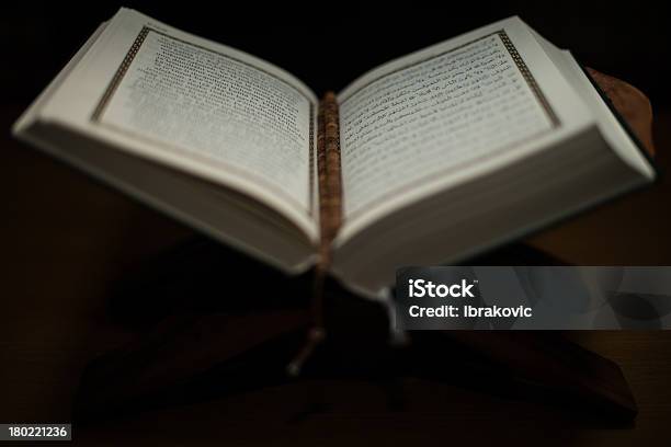 Páginas Do Sagrado Alcorão E Rosário No Livro - Fotografias de stock e mais imagens de Aberto - Aberto, Alcorão, Alá