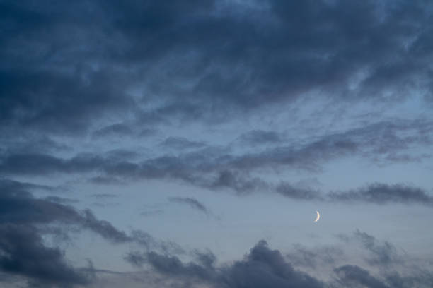 luna e nuvole - crateri foto e immagini stock