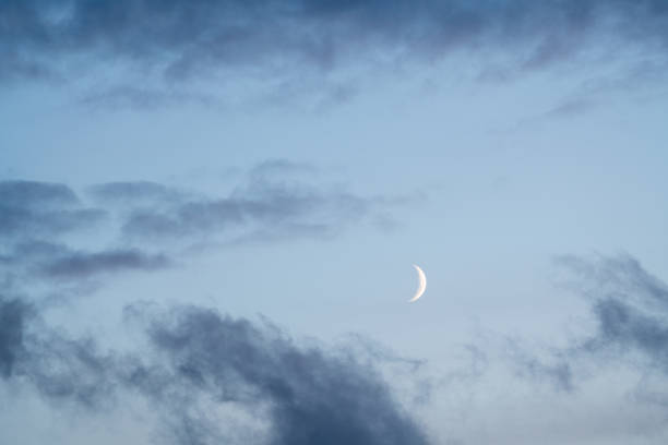 luna e nuvole - crateri foto e immagini stock