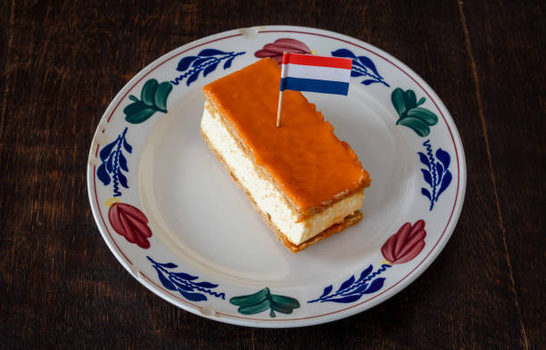 variante arancione del tompouce con bandiera olandese. pasticceria tradizionale olandese mangiata durante la festa nazionale del giorno del re - tompouce foto e immagini stock