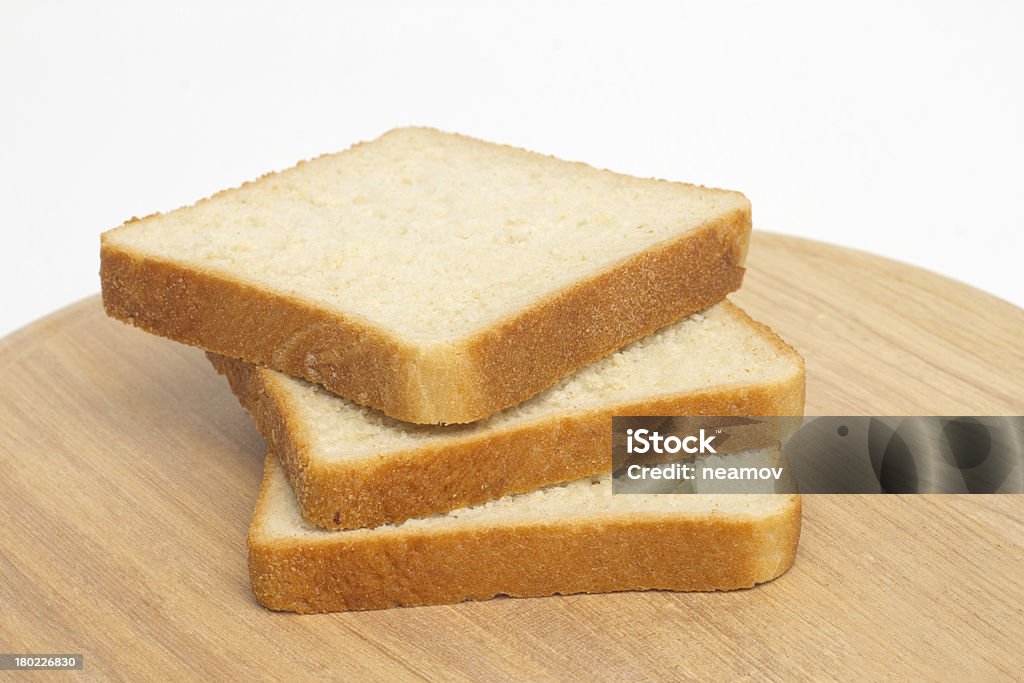 Rebanadas de pan sobre fondo blanco - Foto de stock de Al horno libre de derechos
