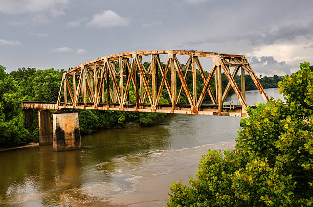 Rusty velha ponte de trem - foto de acervo