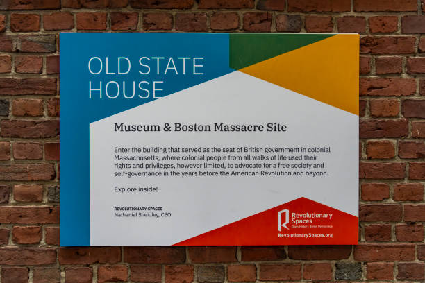 вывеска на фасаде старого государственного дома, бостон - boston old state house history famous place стоковые фото и изображения