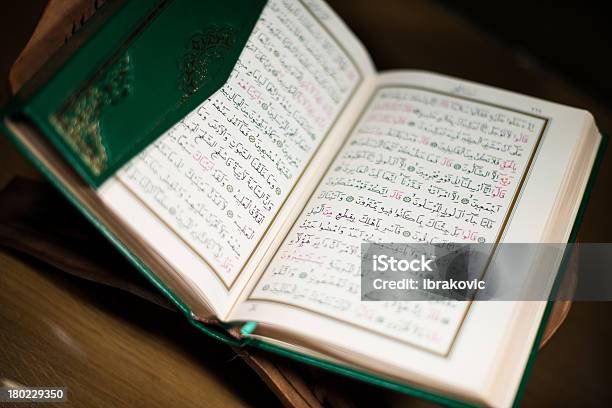 Páginas Do Sagrado Alcorão O Testamento - Fotografias de stock e mais imagens de Alcorão - Alcorão, Alá, Antigo