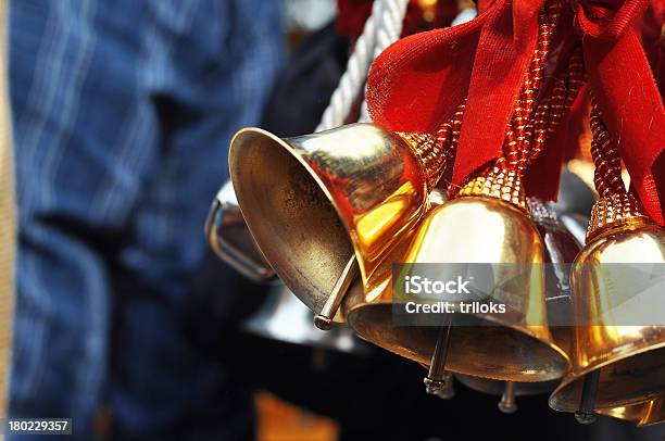 Foto de Pequeno Bells e mais fotos de stock de Dourado - Descrição de Cor - Dourado - Descrição de Cor, Guizo, Ouro - Metal