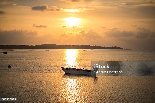 Puesta De Sol Foto de stock y más banco de imágenes de Agua - Agua, Aire libre, Amarillo - Color