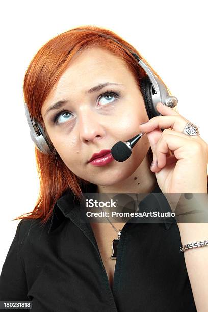 Atractiva Mujer Con Auriculares Sobre Fondo Blanco Foto de stock y más banco de imágenes de Adulto - Adulto, Adulto joven, Agente de servicio al cliente