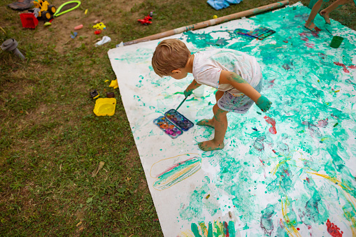 Little kids sing watercolors to paint and play