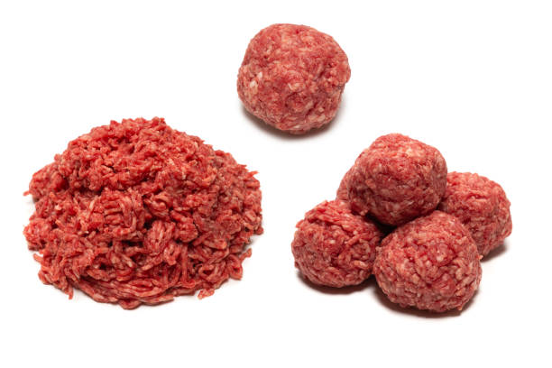 boules crues de viande d’isolement sur le fond blanc. - butchers shop meatball raw beef photos et images de collection