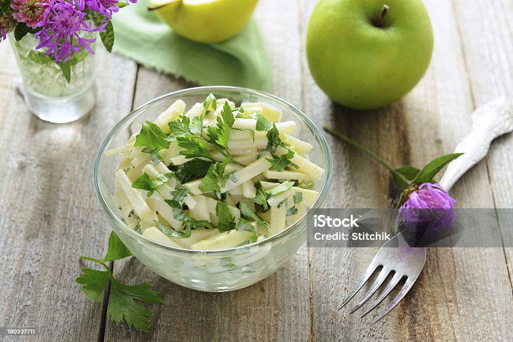 Salada de maçã com yougurt cohlrabi e - Foto de stock de Couve-rábano royalty-free