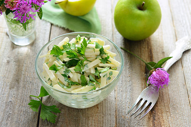 salada de cohlrabi e maçãs com yougurt - kohlrabi imagens e fotografias de stock