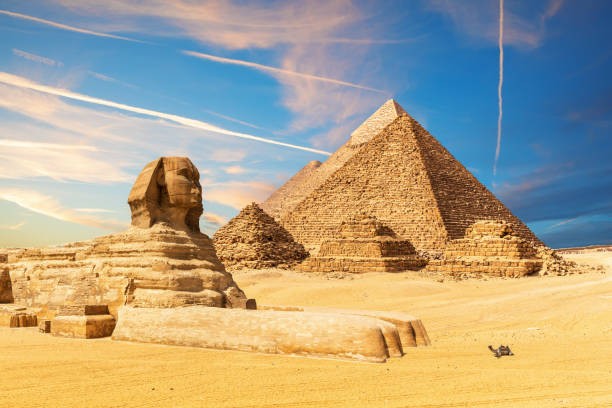sfinks obok piramid w piaskach pustyni giza w egipcie - civilization zdjęcia i obrazy z banku zdjęć