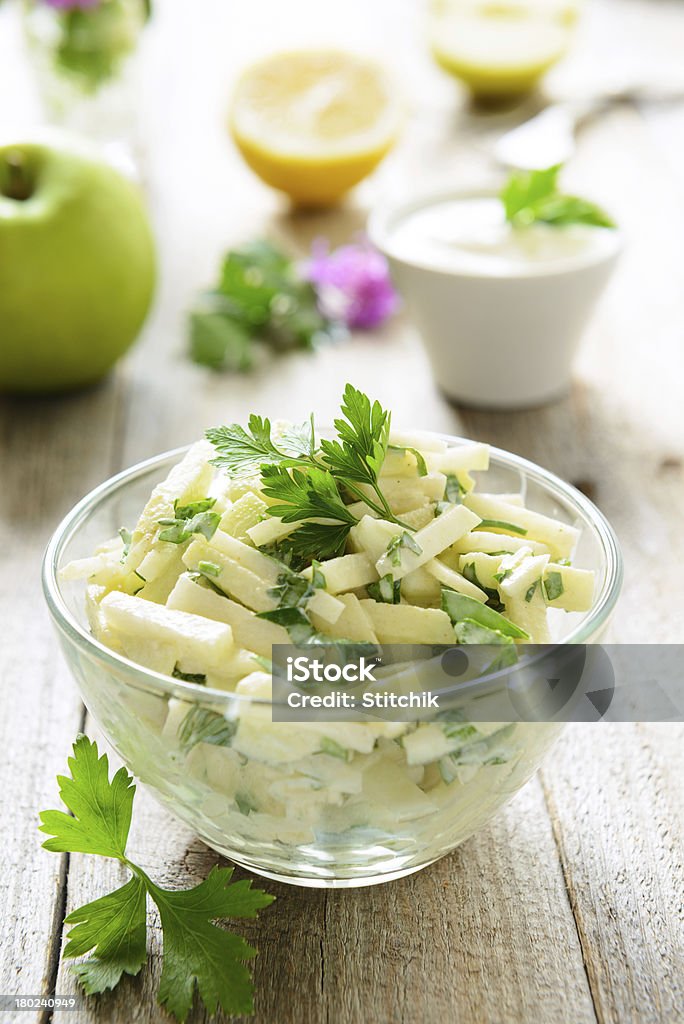 Kohlrabi (Kohlrübe)-Salat mit Äpfeln - Lizenzfrei Apfel Stock-Foto