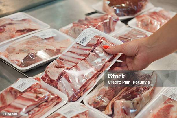 Foto de Pacotes De Carne Com Mulher Mão No Supermercado e mais fotos de stock de Açougue - Açougue, Carne, Adulto