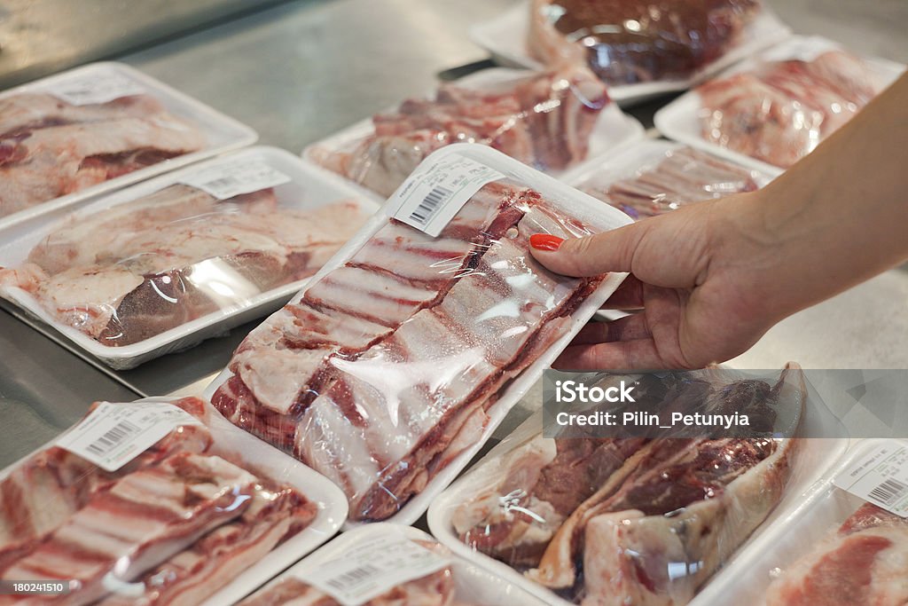 Упаковки мяса и женщина руки в Супермаркет - Стоковые фото Мясная лавка роялти-фри