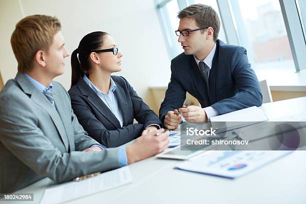 Grupo De Empresas - Fotografias de stock e mais imagens de Reunião de negócios - Reunião de negócios, Sério, Três Pessoas