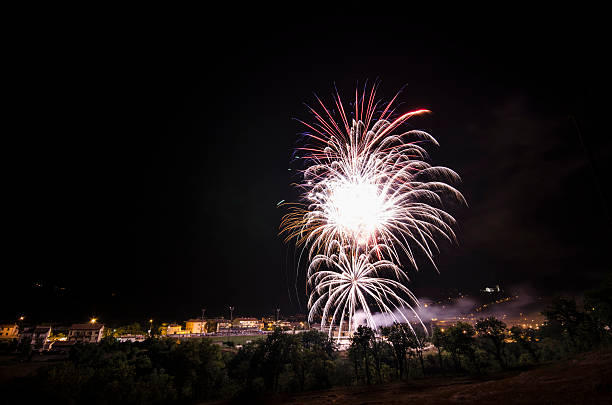 Fogos de artifício em uma paisagem beatiful - fotografia de stock