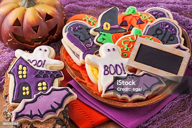 Halloween I Cookie - Fotografie stock e altre immagini di Biscotto secco - Biscotto secco, Halloween, Viola - Colore