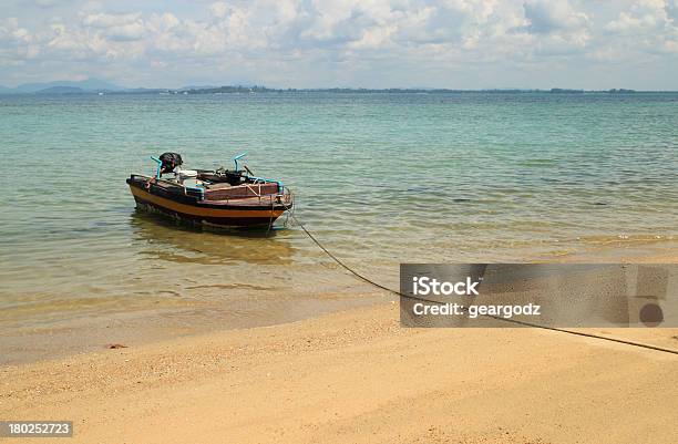 Foto de Pouso De Madeira Com Barco De Pesca Na Praia e mais fotos de stock de Antigo - Antigo, Areia, Azul