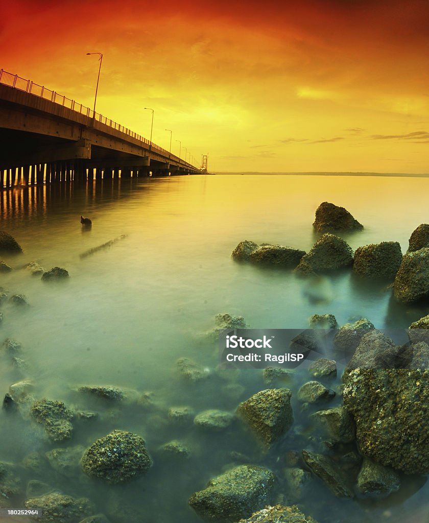 Die Suramadu-Brücke verfügen, neben rocks - Lizenzfrei Architektur Stock-Foto