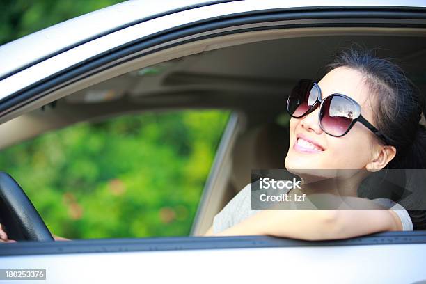 Foto de Mulher Feliz Dirigindo Seu Carro De Motorista e mais fotos de stock de Adulto - Adulto, Asiático e indiano, Beleza