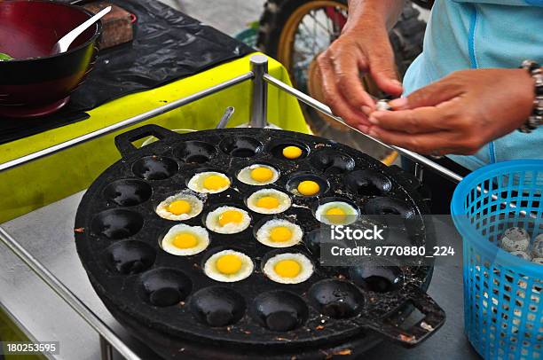 Foto de Tipo De Pratos Tailandeses Ovos Fritos De Sobremesa e mais fotos de stock de Alimento básico