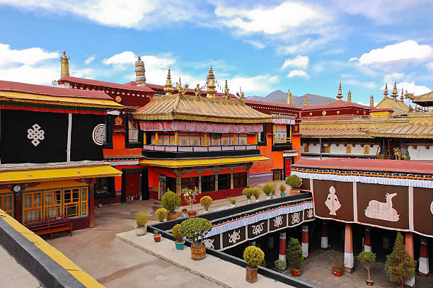 templo de jokhang - lhasa fotografías e imágenes de stock