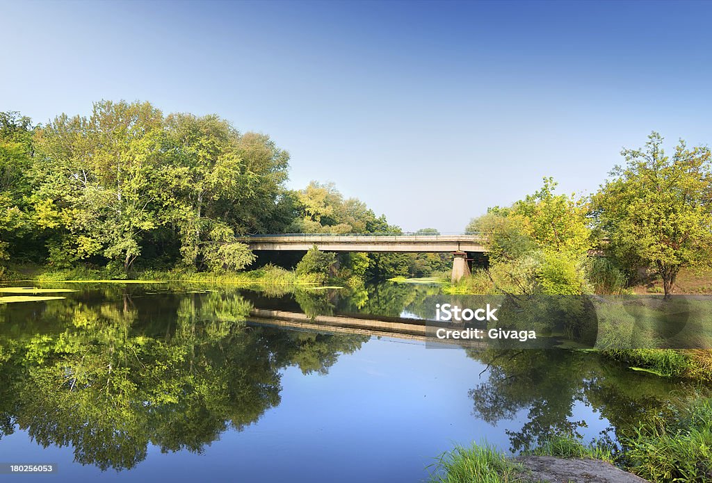 Мост через реку - Стоковые фото Архитектура роялти-фри
