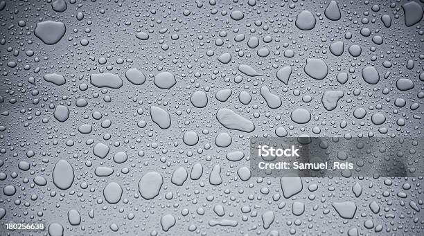 Wassertropfen Auf Metall Stockfoto und mehr Bilder von Abstrakt - Abstrakt, Allgemeine Beschaffenheit, Aluminium