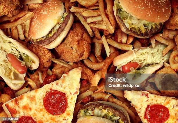 Fast Food Items Like Hot Dogs Hamburgers Fries And Pizza Stockfoto en meer beelden van Ongezonde voeding