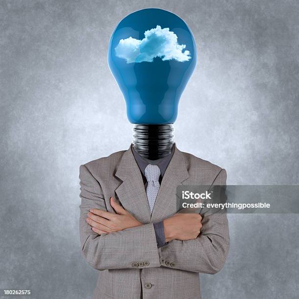Geschäftsmann Mit Glühbirne Kopf In Den Wolken Stockfoto und mehr Bilder von Abgelenkt - Abgelenkt, Berufliche Beschäftigung, Betrachtung