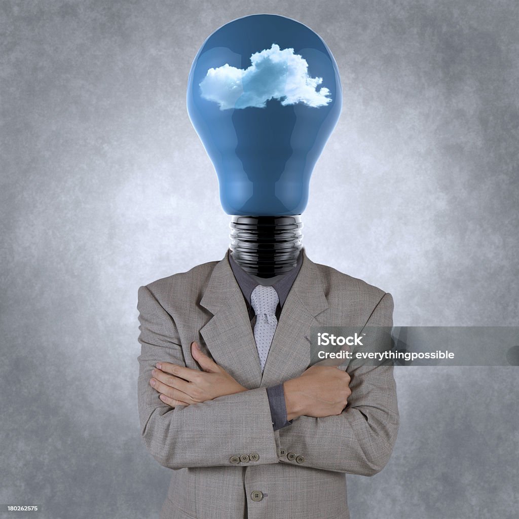 Uomo d'affari con lampadina testa tra le nuvole - Foto stock royalty-free di Affari