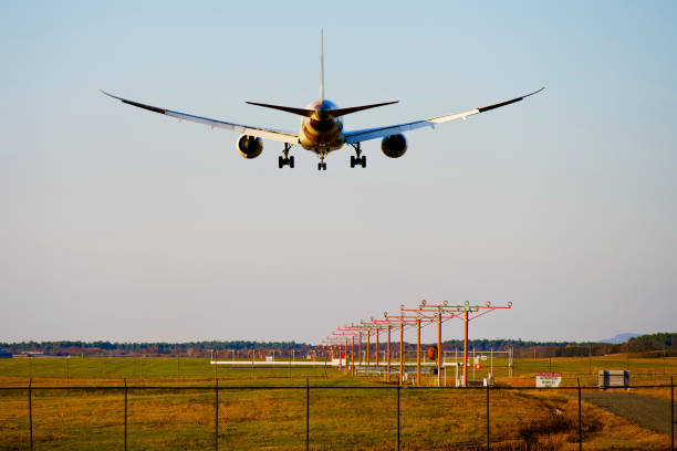 etihad airlines 787-9 dreamliner landet auf dem washington dulles international airport, virginia (usa) - boeing 787 fence airport security stock-fotos und bilder