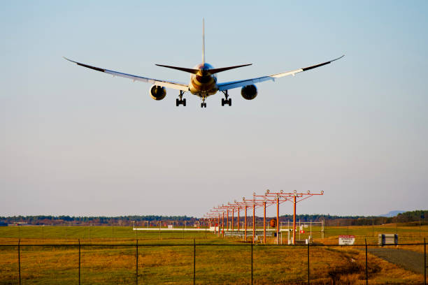 el 787-9 dreamliner de etihad airlines aterriza en el aeropuerto internacional washington dulles, virginia (ee. uu.) - boeing 787 fence airport security fotografías e imágenes de stock