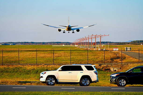 etihad airlines 787-9 dreamliner landet auf dem washington dulles international airport, virginia (usa) - boeing 787 fence airport security stock-fotos und bilder