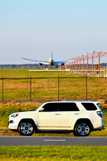 el 787-9 dreamliner de etihad airlines aterriza en el aeropuerto internacional washington dulles, virginia (ee. uu.) - boeing 787 fence airport security fotografías e imágenes de stock