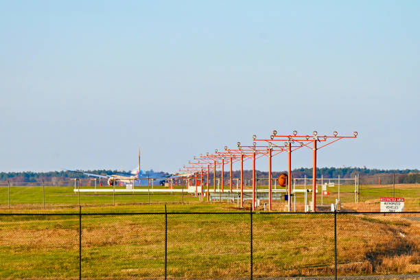 el 787-9 dreamliner de etihad airlines aterriza en el aeropuerto internacional washington dulles, virginia (ee. uu.) - boeing 787 fence airport security fotografías e imágenes de stock