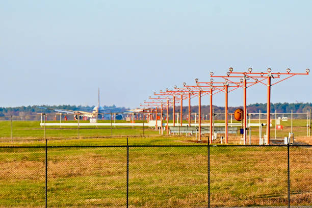 エティハド航空787-9ドリームライナーがバージニア州ワシントン・ダレス国際空港に着陸(米国) - boeing 787 fence airport security ストックフォトと画像