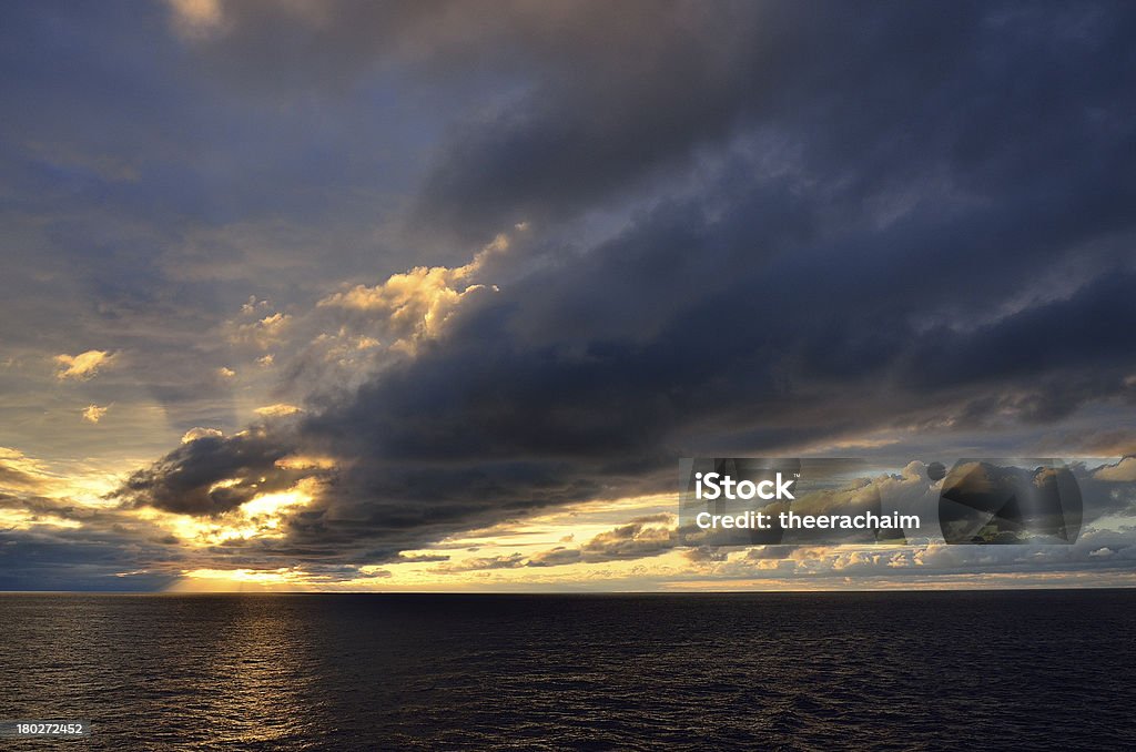 Полночный закате в Норвегии - Стоковые фото Без людей роялти-фри
