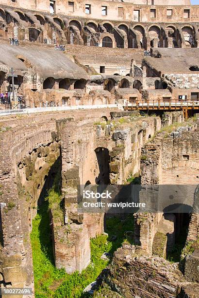 A Arena At Antiga Coliseu Em Roma Itália - Fotografias de stock e mais imagens de Anfiteatro - Anfiteatro, Antiguidade, Arquitetura